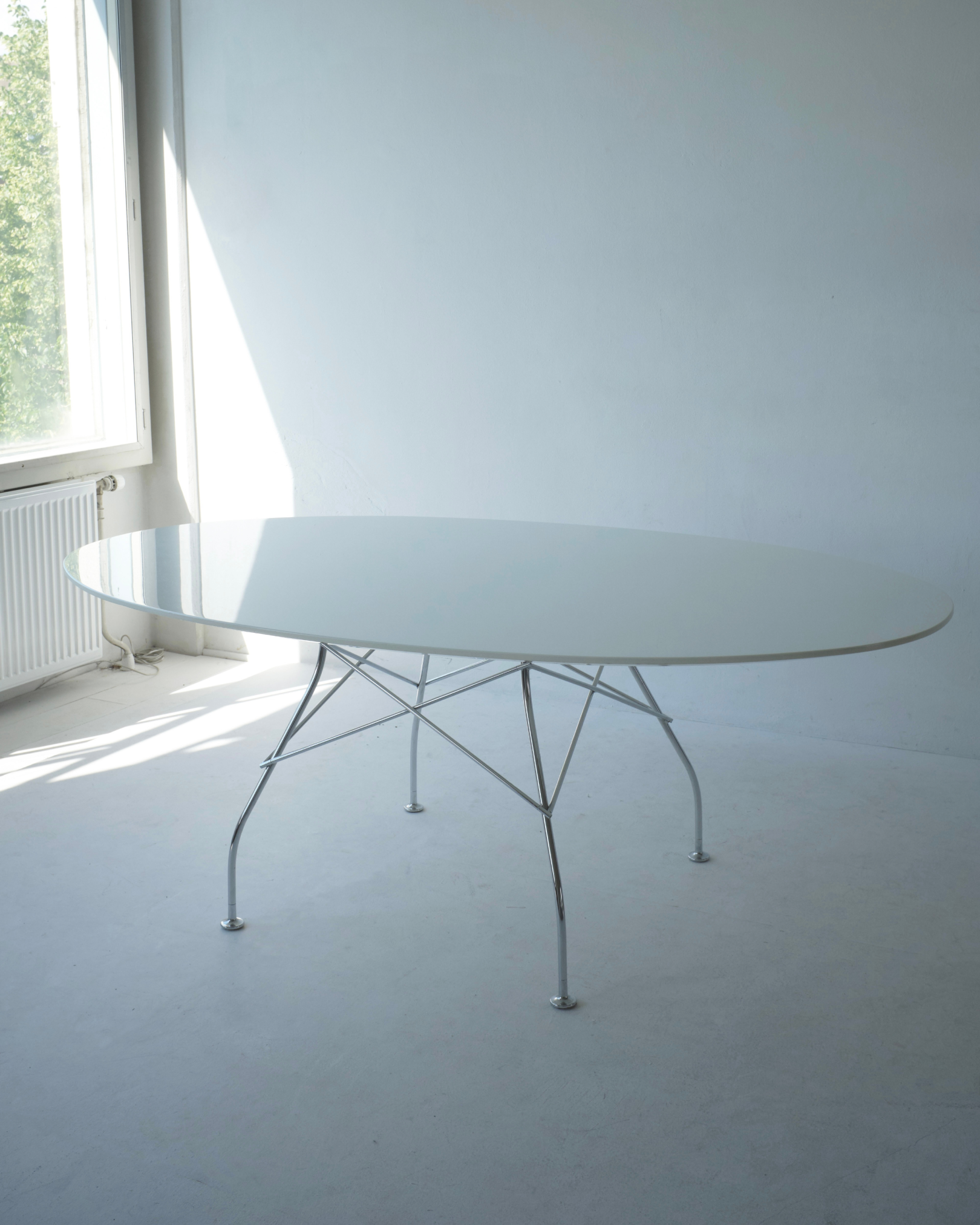 Kartell glossy oval dining table by Antonio Citterio and Glen Oliver Löw.